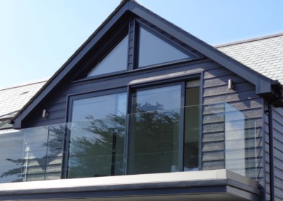 Gable frame in 7016 anthracite grey powdercoated aluminium fitted in mullion